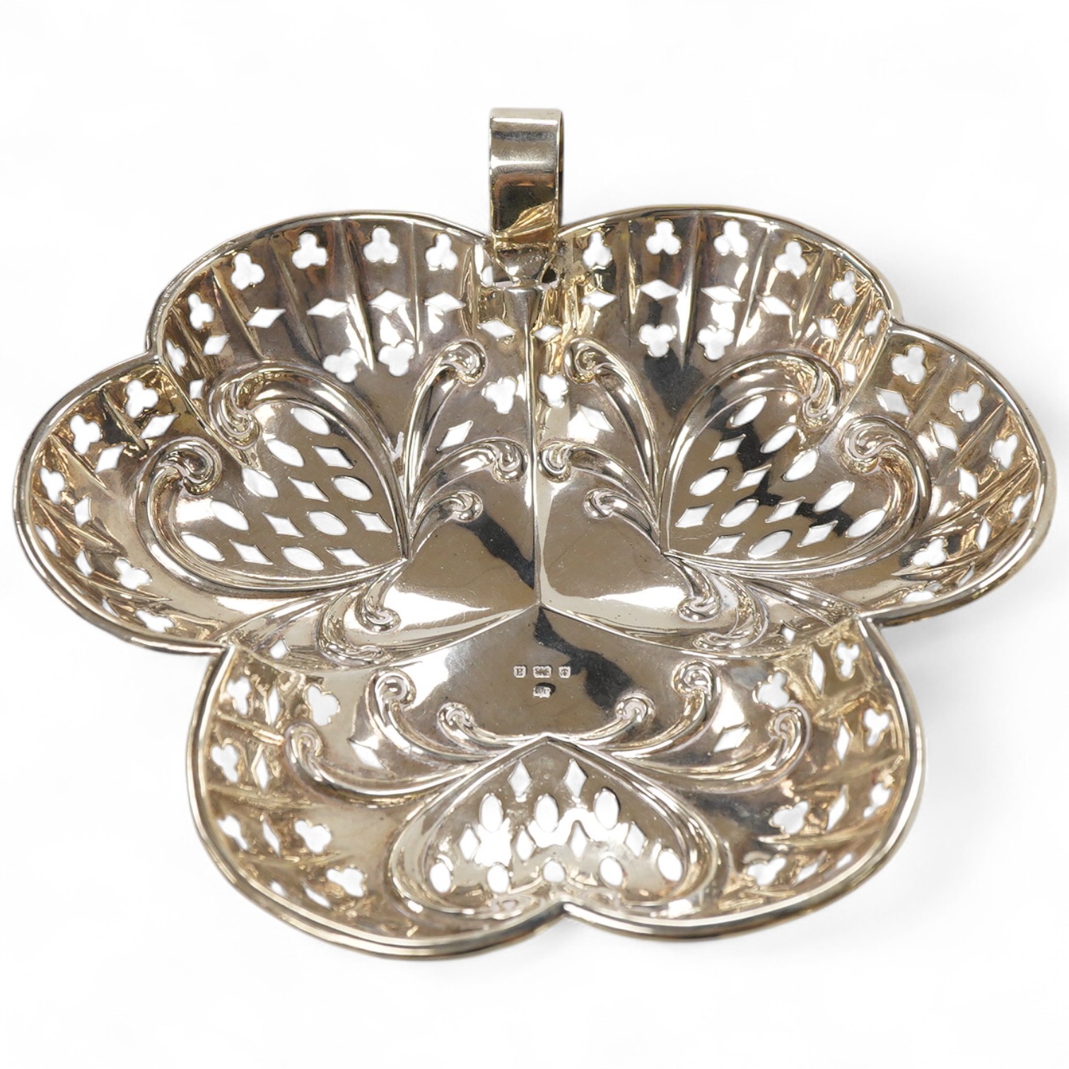 A late Victorian pieced silver clover shaped dish, with single handle (repair), Isadore Leapman, Birmingham, 1900, 21cm, 7.3oz.